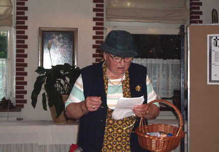 59 05 1206 Kirchspieltreffen Schirrau 2006 Liselotte Sambraus als Garrtnerin