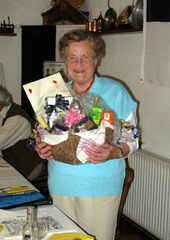 59 05 1461 Treffen 2010 Gute Freunde uebergaben Magdalena einen Geschenkkorb