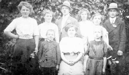 094 0003 Schirrau etwa 1911 In der Mitte mit Hut Emil Szimmetat geboren 1891 vermisst seit November 1914