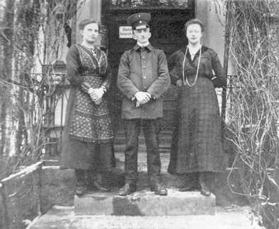 094 0007 Im Januar 1919 vor dem alten Posthaus in Schirrau Links Meta Darge in der Mitte ein Herr Sziede Die Dame rechts ist Therese Nast