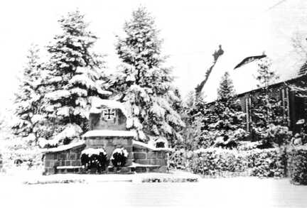 094 0011 Das Schirrauer Denkmal im Winterkleid
