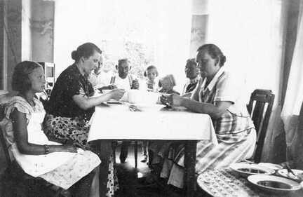 094 0015 Kartoffelflinsen mit Kirschsuppe Mittagessen 1937 in Schirrau in der Veranda der Familie Darge