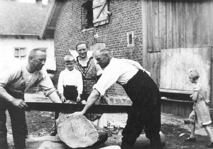 094 0016 Alltagsidyll 1934 in Schirrau Die Brueder Gustav und Heinrich Darge sorgen fuer Feuerholz