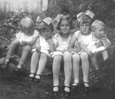 094 0017 Beine wie die Orgelpfeifen 1930 in Schirrau in Darges Garten