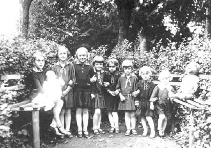 094 0018 Darges Laube 5 Darge und 4 Schabacher Kinder aus der Nachbarschaft Diese 9 Kinder wurden innerhalb von 9 Jahren geboren