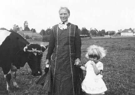 094 0019 Oma Caroline Szimmetat mit Enkelin Elfriede holen die Kuh vom Feld
