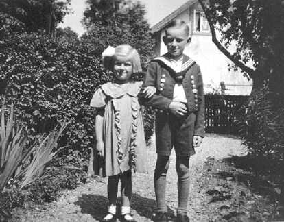 094 0020 Elfriede Szimmetat und Cousin Dietrich Darge im Garten 1937 Im Hintergrund das Posthaus