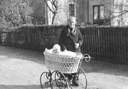 094 0021 8 Mai 1938 Omi Caroline Szimmetat mit ihrem Enkel Winfried aus Troppau vor dem Haus Darge