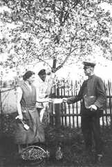 094 0023 Immer zuverlaessig der Postzusteller Heinrich Darge mit dem Ehepaar Gronwald aus Schirrau