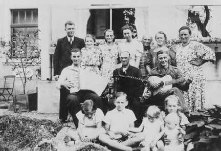 094 0024 Bunter Nachmittag mit der Familie Weiss aus der Nachbarschaft im Garten im Jahr 1940