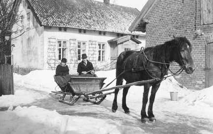 094 0026 Winter 1941 Dieter Darge mit Schwester Sabina und Gerhard Weiss mit dem Schlitten unterwegs Dahinter das Posthaus mit Stallgebaeude