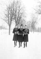 094 0027 Drei flotte Damen aus Schirrau in den vierziger Jahren Waltraud Eveline und Brigitte Darge