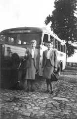 094 0028 Charlotte Rudloff aus Koenigsberg und Brigitte Darge aus Schirrau vor dem modernen Postomnibus nach Wehlau