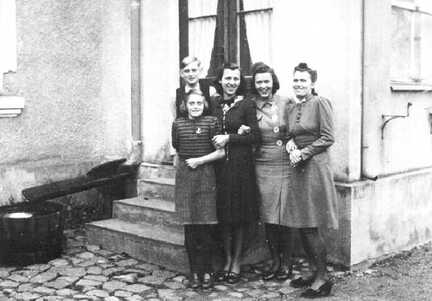 094 0029 Treffen der Darge Cousinen 1942 in Schirrau vor der Veranda