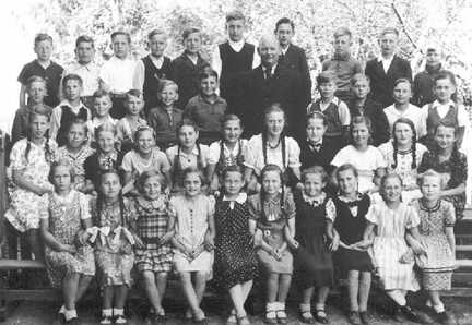 094 0033 Die vierte Klasse der Volksschule Schirrau im Jahre 1941 mit ihrem Lehrer Hans Pudlich