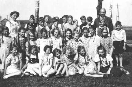 094 0036 Schule Schirrau 1933 34 mit der Lehrerin Frl Loepke und Lehrer Pudlich