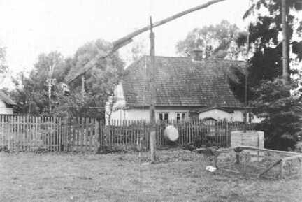 094 0037 Haus der Familie Louis in Schirrau von hinten gesehen mit dem grossen alten Brunnen
