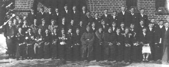 094 0045 Konfirmation in Schirrau 1940 mit Pfarrer Hans Bansi