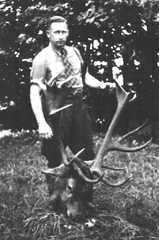 094 0049 Herbert Caspari mit erlegtem Rotwild