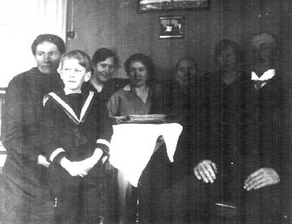 094 0053 Die Familie Wenger in Eichenberg Von links Mutter Wenger mit Sohn Wilhelm Anna Liesbeth Oma Grete Haiting und Vater Wenger
