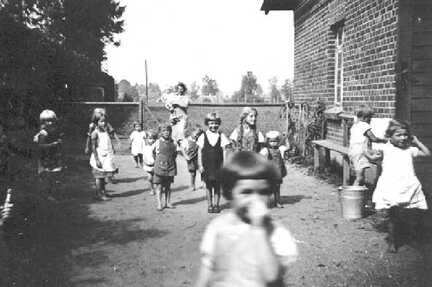 094 0056 Der Kindergarten in Schirrau im Jahre 1937 Ganz hinten Frau Endrejat