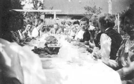 094 0057 Kaffeepause waehrend einer Veranstaltung des Frauenwerks 1943