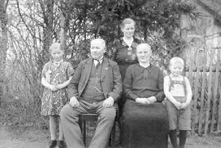 096 0001 Johanna Goetz aus Schorkenicken stehend mit ihren Kindern Deta und Heinz Sitzend ihre Schwiegereltern im Jahr 1941