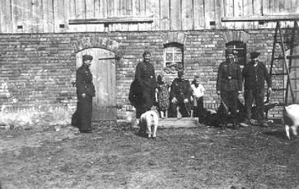 096 0002 Auf dem Hof der Familie Emil Goetz in Schorkenicken im Jahr 1944