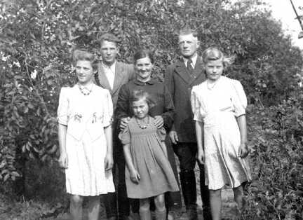 096 0003 Familie Krause aus Schorkenincken in ihrem Obstgarten