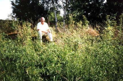 096 1009 Walter Krause auf den Grundmauerresten der Scheune seiner Eltern im Jahre 1992