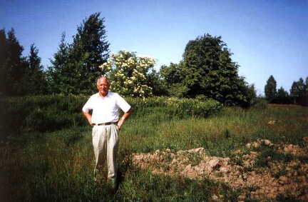 096 1010 Walter Krause auf dem Grundstueck seiner Eltern im Jahre 1992