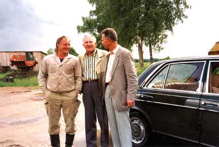 096 1011 Walter Krause Bild Mitte besucht im Jahre 1994 seinen Heimatort Schorkenicken