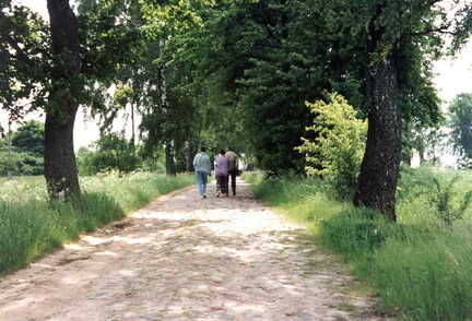 096 1015 Besuchergruppe Walter Krause auf der Dorfzufahrtsstrasse Schorkenicken im Jahre 1994