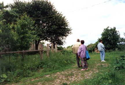 096 1016 Walter und Elfgard Krause mit Nichte Jutta neben dem Anwesen Iwohn in Schorkenicken im Jahre 1994