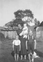 097 0008 Frau Bertha Kuckluck mit ihren Kindern im Sommer 1944
