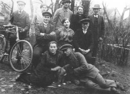 097 0009 Vorne liegend Rosa Behrendt und Franz Neumann Mitte Otto Passaige Maria Harward und Albert Passaige Hinten Bernhard Behrendt mit Fahrrad u a