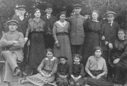 097 0012 Stehend Albert Passaige Maria Herward Otto Passaige Frieda Behrendt Hugo Passaige Frau Fleischer Bernhard Behrendt u a