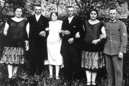 097 0014 Im Bild von links Elise Behrendt Herbert Faerber Gertrud Behrendt Willy Gutzeit Meta Behrendt