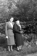 097 0016 Elise und Lina Behrendt am 13 10 1940