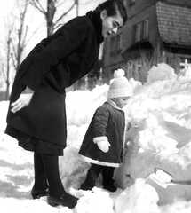 097 0022 Meta Behrendt mit dem Koenigsberger Kind Dorothea Haslinger im Winter 1931 32