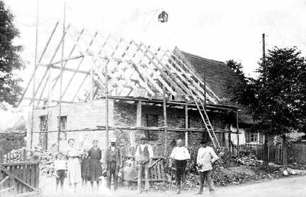 098 0002 Hausbau in Sielacken 1932 Vor dem Haus die Familie Wittke