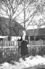 098 0003 Anni Wittke aus Sielacken im Winter 1938 vor dem Haus von Mueller