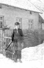 098 0004 Sielacken 1940 Walter Wittke vor seinem Elternhaus