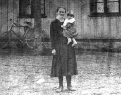 099 0007 Frau Wendel aus Skaten mit ihrem Sohn vor dem Haus
