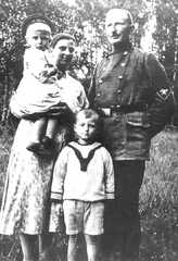 099 0012 Die Familie Rosenwald aus Skaten 1931 auf dem Feuerwehrfest in Reinlacken