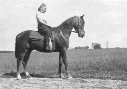 099 0018 Edith Hoffmann im Jahre 1944 Im Hintergrund ist der Hof Wendel zu erkennen