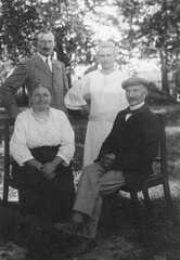 099 0019 Skaten 1924 Sitzend Karl und Ulrike Rosenwald geb Liedke mit ihren Kindern Kurt und Meta