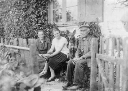 099 0021 Auf der Bank neben dem Wohnhaus Grossvater Gustav Koske mit seiner Tochter und einer Angestellten von Foerster Grigull