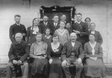 099 0025 Nachbarn und Verwandte auf der Konfirmation von Frieda Wowries