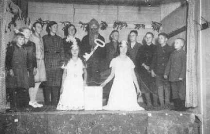 099 0026 Skatener Schulkinder in der Schule Reinlacken beim Weihnachtstheater